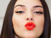 BEAUTY SURVEY : लिपस्टिकचा रंग सांगतो मुलींच्या मनात काय आहे ते ! - Marathi News | BEAUTY SURVEY: What is the color of lipstick? | Latest fashion Photos at Lokmat.com