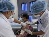 Corona Vaccination: दोन वेगवेगळ्या कंपन्यांच्या कोरोना लसीचे डोस घेतले तर?; संशोधनातून महत्त्वाची माहिती समोर - Marathi News | Corona Vaccination Spanish Study Says Second Dose Of Pfizer After First Astrazeneca Coronavirus Vaccine Is More Effective And Safe | Latest health Photos at Lokmat.com