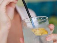 नारळ पाण्यात लिंबाचा रस टाकून प्यायल्यास काय होतं? उन्हाळ्यात या प्रश्नाचं उत्तर माहिती हवंच.. - Marathi News | What are the benefits of drinking coconut water with lemon juice | Latest sakhi Photos at Lokmat.com