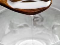 सकाळी रिकाम्या पोटी प्या चमचाभर नारळाचे तेल, ५ आजारांपासून कायम राहाल दूर- राहाल फिट! - Marathi News | coconut oil benefits on empty stomach morning routine for better health ayurvedic remedy for digestion | Latest sakhi Photos at Lokmat.com