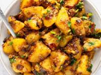 भाजीत तेल जास्त झाले? ४ सोपे उपाय- पदार्थ बिघडणार नाही, होईल अधिक चविष्ट - Marathi News | too much oil in sabzi how to fix oily curry kitchen hacks for excess oil cooking tips for Indian dishes | Latest sakhi Photos at Lokmat.com