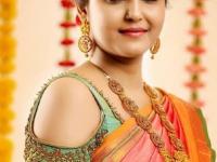 नव्याकोऱ्या साड्यांवर शिवा 'कोल्ड शोल्डर' ब्लाऊजचे ट्रेंडी पॅटर्न! झटपट मिळेल ग्लॅमरस फेस्टिव्ह लुक... - Marathi News | stylish cold shoulder blouse for Diwali Trendy Cold Shoulder Blouse Pattern latest cold shoulder blouse patterns | Latest sakhi Photos at Lokmat.com