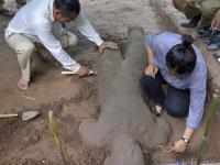 कंबोडियातील अंगकोरवट येथे सापडले प्राचीन मुर्तीचे अवशेष - Marathi News | Ancient statues found in Angkoraw in Cambodia | Latest international Photos at Lokmat.com