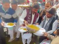 जेवणावळीत ऐनवेळी भात संपला, संतापलेल्या काँग्रेस कार्यकर्त्यांनी मिळेल त्यावर ताव मारला, व्हिडीओ व्हायरल   - Marathi News | Rice runs out at the last minute during lunch, angry Congress workers fight over what they get, video goes viral | Latest national News at Lokmat.com