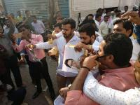 मुंबईत पेटला मनसे विरुद्ध काँग्रेस संघर्ष - Marathi News | In Mumbai, Congress struggles against MNS | Latest mumbai Photos at Lokmat.com