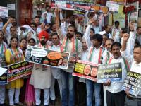 लुटारू भाजपा सरकारच्या विरोधात काँग्रेस कार्यकर्त्यांची निदर्शनं - Marathi News | Congress workers protest against robbery BJP government | Latest thane Photos at Lokmat.com