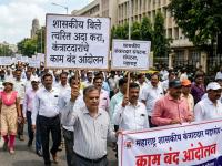 १,८९८ कोटींची थकबाकी, ‘पीडब्ल्यूडी’ची देणी थकल्याने रस्ते-पूल कामे ठप्प होणार? ठेकेदारांचे कामबंद आंदोलन - Marathi News | Due to the outstanding debt of Rs 1,898 crore, will the road and bridge works come to a standstill? Contractors' strike | Latest nagpur News at Lokmat.com