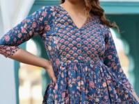 आई-आजीच्या कॉटनच्या साड्यांच्या शिवा शॉर्ट कुर्तीज! जीन्सवर शोभून दिसतील छान - परफेक्ट स्टायलिश मॉडर्न लूक... - Marathi News | how to make short tops from old cotton saree reuse cotton saree into stylish tops Converted old cotton saree into short top | Latest sakhi Photos at Lokmat.com