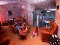 जमिनीखाली वसलंय अख्ख शहर; सिनेमागृह आणि हॉटेलसह आहेत विविध सुविधा, पाहा फोटोज - Marathi News | underground village cooper pedy, The whole city under the ground; There are various facilities including cinema and hotel, see photos | Latest jarahatke Photos at Lokmat.com