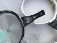 प्रेशर कुकरवर तेलाचे-मसाल्याचे डाग साचलेत? एक सोपी ट्रिक, मिनिटांत होईल स्वच्छ-दिसेल नव्यासारखा... - Marathi News | how to clean pressure cooker oil and spices stain simple home hack cooker will be clean and shine | Latest sakhi Photos at Lokmat.com