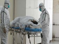 coronavirus: विनवण्या करूनही कुणी नाही आले, शेवटी पीपीई किट घालून मुलगेच वडलांचा मृतदेह घेऊन गेले - Marathi News | coronavirus: No one came despite pleas, finally son took father's body | Latest national Photos at Lokmat.com