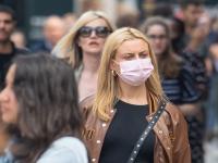 Omicron, Cotton Mask: वेगाने पसरणारा ओमायक्रॉन आणि रंगबेरंगी कापडी मास्क; जाणून घ्या तज्ज्ञ का इशारा देतायत... - Marathi News | Is Cotton Mask, Cloth mask can stop Omicron corona virus from spread? What Oxford Scientist said, warning | Latest international Photos at Lokmat.com