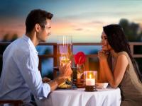 गर्लफ्रेंडसोबत पहिल्या डेटवर जाताय?; या 5 गोष्टी लक्षात ठेवा अन्यथा... - Marathi News | First date tips 5 things girls always notice when you first meet | Latest relationship Photos at Lokmat.com