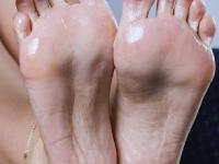 रात्री झोपण्यापूर्वी टाचांना लावा 'हे' तेल, सोपा घरगुती उपाय, टाचा होतील मऊ - Marathi News | night feet care apply oils in cracked heels in summer season soft and smooth feet home remedies how to moisturized feet skin | Latest sakhi Photos at Lokmat.com