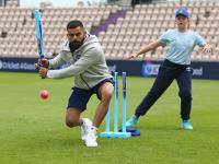 ICC World Cup 2019 : कॅप्टन कोहली, हार्दिक पांड्यानं भरवली शाळा! - Marathi News | ICC World Cup 2019: Virat Kohli bowls over Southampton school kids, bats for Cricket4Good | Latest cricket Photos at Lokmat.com