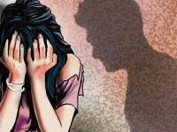 अल्पवयीन मुलीवर पित्याकडूनच अत्याचार, मुलगी गर्भवती; वडिलांस अटक - Marathi News | Minor girl raped by father daughter pregnant father arrested | Latest crime News at Lokmat.com