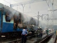 सीएसएमटी स्टेशनच्या प्लॅटफॉर्मवर सोलापूर एक्सप्रेसच्या डबा आगीच्या भक्ष्यस्थानी, प्रवाशांची तारांबळ - Marathi News | On the platform of the CSMT Station, the Solapur Express cannons, firefighters, passengers | Latest mumbai Photos at Lokmat.com