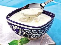...म्हणून उन्हाळ्यात दही खाणं ठरतं फायदेशीर! - Marathi News | Diet know why it is important to use curd for this season | Latest food Photos at Lokmat.com
