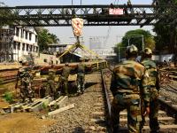 लष्कराने अखेर उभारला करी रोडचा पूल - Marathi News | Army constructed Curry Road bridge | Latest mumbai Photos at Lokmat.com