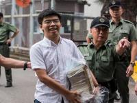 बाबो! बलाढ्य चीनच्या साम्राज्याला अवघ्या २३ वर्षांच्या तरुणाने सुरुंग लावला; हॉंगकॉंग पेटले - Marathi News | who is joshua wong? 23 years old youth behind biggest hong kong protest against china hrb | Latest international Photos at Lokmat.com