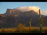 'या' रहस्यमय डोंगरात दडला आहे सोन्याचा मोठा खजिना, पण जे जातात ते येत परत येतच नाहीत! - Marathi News | Gold hidden between superstition mountains on Arizona | Latest jarahatke Photos at Lokmat.com