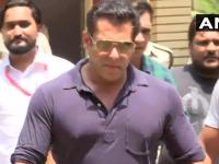 मतदानासाठी दिग्गजही रांगेत; या नेत्या अभिनेत्यांनी बजावला हक्क - Marathi News | Lok Sabha Election 2019 : Giants queue for voting; These leaders have played rights | Latest mumbai Photos at Lokmat.com