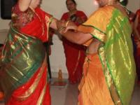 अगं अगं सुनबाई, काय म्हणता सासूबाई? - पाहा मंगळागौरीचे पारंपरिक खेळ, व्यायाम आणि धमाल आनंद - Marathi News | Mangala gauri vrat Rituals Shravan Festivals : what do you say, mother-in-law? - See the traditional games, exercises and fun of Mangalagauri | Latest sakhi Photos at Lokmat.com