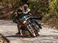 आरारारा खतरनाक! बाइकवरून तिघे निवांत जात होते, समोर आला बिबट्या; पुढे जे झालं ते फोटोत बघाच.... - Marathi News | Ranthambore National Park photographer Sridhar Sivaram clicks leopards amazing photos | Latest jarahatke Photos at Lokmat.com