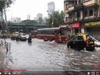 Mumbai Rain : दादर स्टेशनबाहेर पाणीच पाणी...