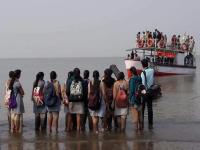 डहाणूत विद्यार्थ्यांना घेऊन जाणारी बोट समुद्रात बुडाली - Marathi News | A boat full of denser students is sunk in the sea | Latest vasai-virar Photos at Lokmat.com