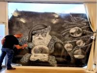 भींतीवरच बर्फाचा अनुभव, या अनोख्या पेटिंग्स तयार करुन पित्याने केले मुलींना खुश... - Marathi News | father makes snow graffiti on home walls and windows gifts to daughter | Latest jarahatke Photos at Lokmat.com