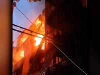 एसीच्या स्फोटाने आग; दिल्लीत ९ जणांचा मृत्यू; जळालेल्या आईच्या मिठीत होता मुलाचा मृतदेह - Marathi News | Fire due to AC explosion; 9 people died in Delhi; The body of the child was in the arms of the burnt mother | Latest national News at Lokmat.com