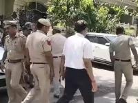 धक्कादायक! घरातच बलात्कार करुन मोबाईल चार्जरने गळा आवळला; दिल्लीत IRS अधिकाऱ्याच्या मुलीसोबत अमानवीय कृत्य - Marathi News | Sexual assault and strangled with a mobile charger at home; Inhuman act with IRS officer's daughter in Delhi | Latest crime News at Lokmat.com