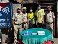 ऑनलाईन ५० iPhone ची ऑर्डर, पण घरी आला नाही एकही फोन; ३५ लाखांची मोठी फसवणूक - Marathi News | two arrested by delhi police in massive online shoping iphone fraud case | Latest crime News at Lokmat.com