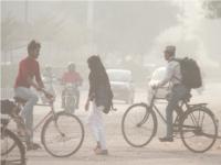 नवी दिल्लीचे झाले गॅस चेंबर; विषारी हवेमुळे श्वास कोंडला - Marathi News | New Delhi became a gas chamber; poisonous air made it difficult to breathe | Latest national News at Lokmat.com नवी दिल्लीचे झाले गॅस चेंबर; विषारी हवेमुळे श्वास कोंडला - Marathi News | New Delhi became a gas chamber; poisonous air made it difficult to breathe | Latest national News at Lokmat.com