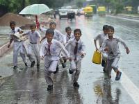दिल्लीला पावसाने झोडपले, नागरिकांची उडाली तारांबळ - Marathi News | Due to rain in Delhi, citizens blew up | Latest national Photos at Lokmat.com