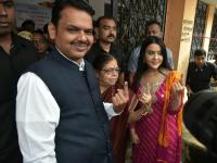 महाराष्ट्र निवडणूक २०१९ : राज्यातील दिग्गज राजकारण्यांनी बजावला मतदानाचा हक्क - Marathi News | Veteran politicians in the state voted for the right to vote | Latest mumbai Photos at Lokmat.com