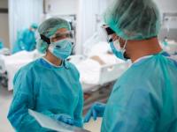 CoronaVirus Live Updates : कोरोनाच्या संकटात आता डबल मास्क करणार बचाव?; तज्ज्ञांनी दिला मोलाचा सल्ला, रिसर्चमधून मोठा खुलासा - Marathi News | CoronaVirus Live Updates double mask gives more protection from coronavirus says doctors know all about it | Latest national Photos at Lokmat.com