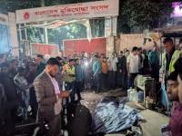 बांगलादेशमध्ये हिंसाचार सुरूच, पेट्रोल बॉम्ब हल्ल्यानंतर आता मध्यरात्री ढाका विद्यापीठात मोडतोड - Marathi News | Violence continues in Bangladesh, after petrol bomb attack, now Dhaka University is in ruins at midnight | Latest international News at Lokmat.com