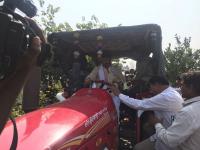 विरोधी पक्षनेते धनंजय मुंडेंनी वर्ध्यातील शेतक-याच्या कापूस पिकावर फिरवला ट्रॅक्टर - Marathi News | NCP protest against BJP government | Latest vardha Photos at Lokmat.com