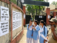 “मला माफ कर, चूक झाली”; प्रेमासाठी तरुणाचा हायव्होल्टेज ड्रामा; कॉलेजच्या भिंतींवर लावले पोस्टर - Marathi News | lover pastes posters of apology on walls of bss womens college in dhanbad | Latest national News at Lokmat.com