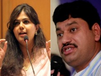 धनंजय मुंडे व पंकजा मुंडे जुगलबंदी | Pankaja Munde and Dhananjay Munde Counter Allegations | Mumbai
