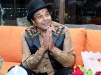 नागपुरातील पत्रकार परिषदेत भडकले होते 'ही मॅन' धर्मेंद्र; कंधार विमानाचे अपहरण अन् पाजीचा सच्चेपणा... - Marathi News | Dharmendra was furious at the press conference in Nagpur Kandahar plane hijacking and Paji's truth | Latest nagpur News at Lokmat.com