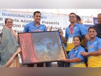 महेंद्रसिंग धोनी नाराज झाला अन्... - Marathi News | Mahendra Singh Dhoni was angry and ... | Latest cricket Photos at Lokmat.com