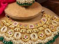 लग्नात हळदी समारंभासाठी खास डायमंड ज्वेलरी, ५ ट्रेंडी पॅटर्न- साडी असो किंवा ड्रेस, नव्या नवरीचे रुप दिसेल खुलून - Marathi News | Best diamond jewellery designs for the Haldi ceremony Trending bridal diamond patterns that match saree and dress Haldi bride styling ideas with diamond necklaces and earrings | Latest sakhi Photos at Lokmat.com