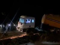 काळाचा घाला! हायवेवर गाडी पंक्चर, टायर बदलताना ट्रकने चिरडलं; ५ जणांचा मृत्यू - Marathi News | dindori accident truck crushed 5 people died mp | Latest national News at Lokmat.com