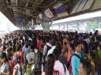 Mumbai Train Update : मध्य रेल्वेवरील स्थानकांत प्रवाशांची प्रचंड गर्दी