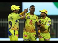 CSK vs DC Latest News : ड्वेन ब्राव्होला अखेरची ओव्हर का दिली नाही? MS Dhoniनं सांगितलं कारण - Marathi News | CSK vs DC Latest News : Dwayne Bravo was not fit, It was either Karn Sharma or Ravindra Jadeja for last over, Say MS Dhoni | Latest cricket Photos at Lokmat.com
