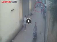 Video - क्लिनिकबाहेर उभ्या असलेल्या डॉक्टरला आला हार्ट अटॅक, खाली कोसळला अन्... - Marathi News | hapur doctor wahid Hussain suffered heart attack while walking road died within seconds watch viral video | Latest national News at Lokmat.com