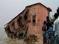 गंगा नदीच्या पात्रात शाळेची इमारत कोसळली